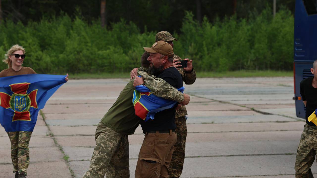 Фото з обміну полоненими 24 травня.