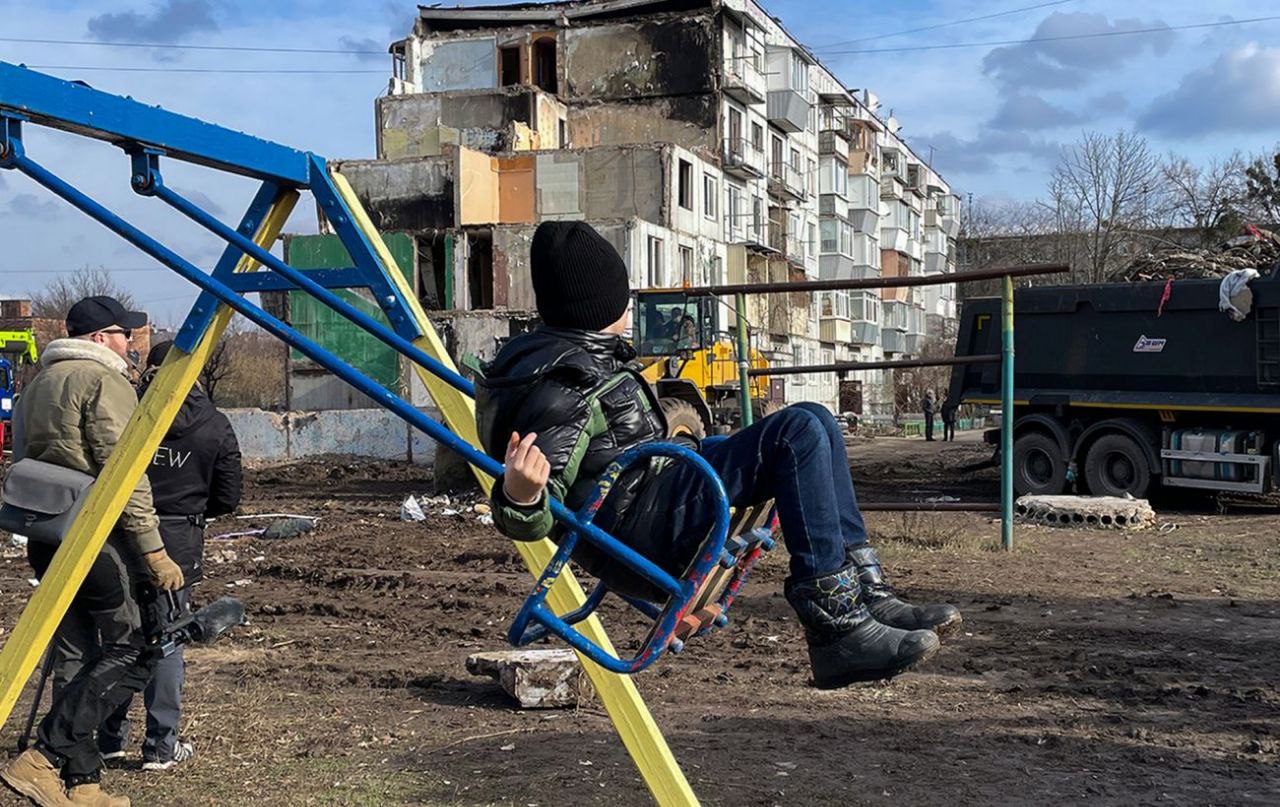 Хлопчик на гойдалці біля місця удару 3 лютого 2025 року