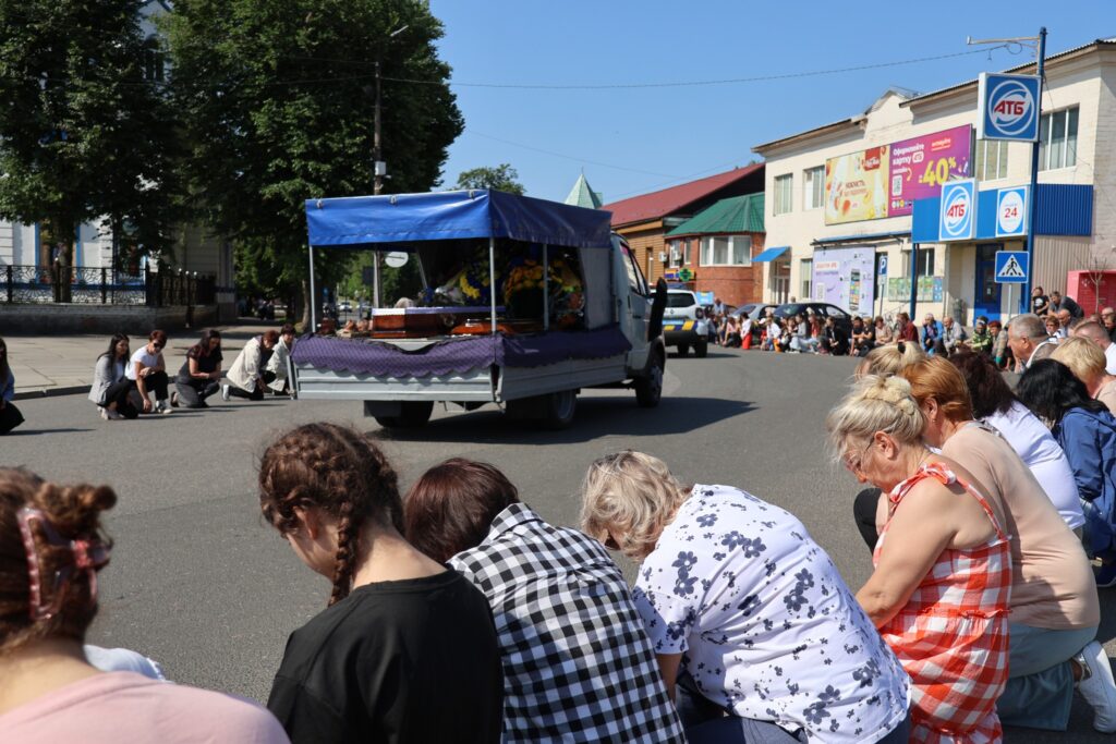Олександр Ковальчук на щиті, повідомила Лохвицька міська рада 16 червня. Воїна зустріли живим коридором памʼяті родина та небайдужі земляки.