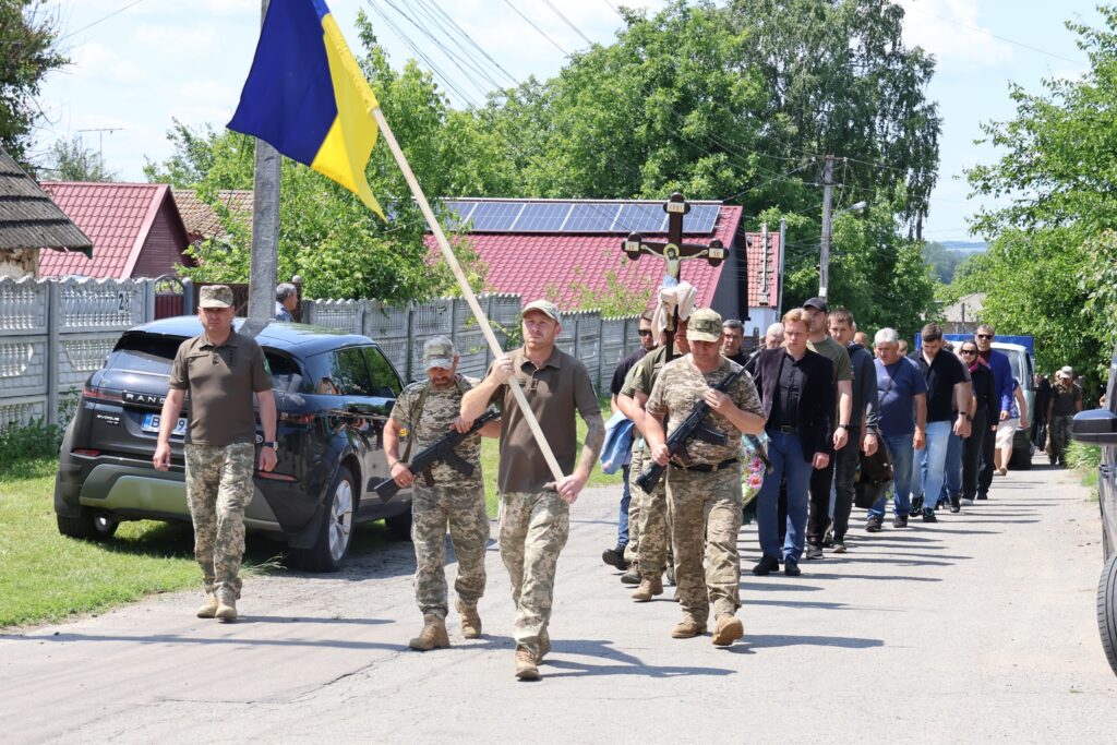 Олександр Ковальчук на щиті, повідомила Лохвицька міська рада 16 червня. Воїна зустріли живим коридором памʼяті родина та небайдужі земляки.
