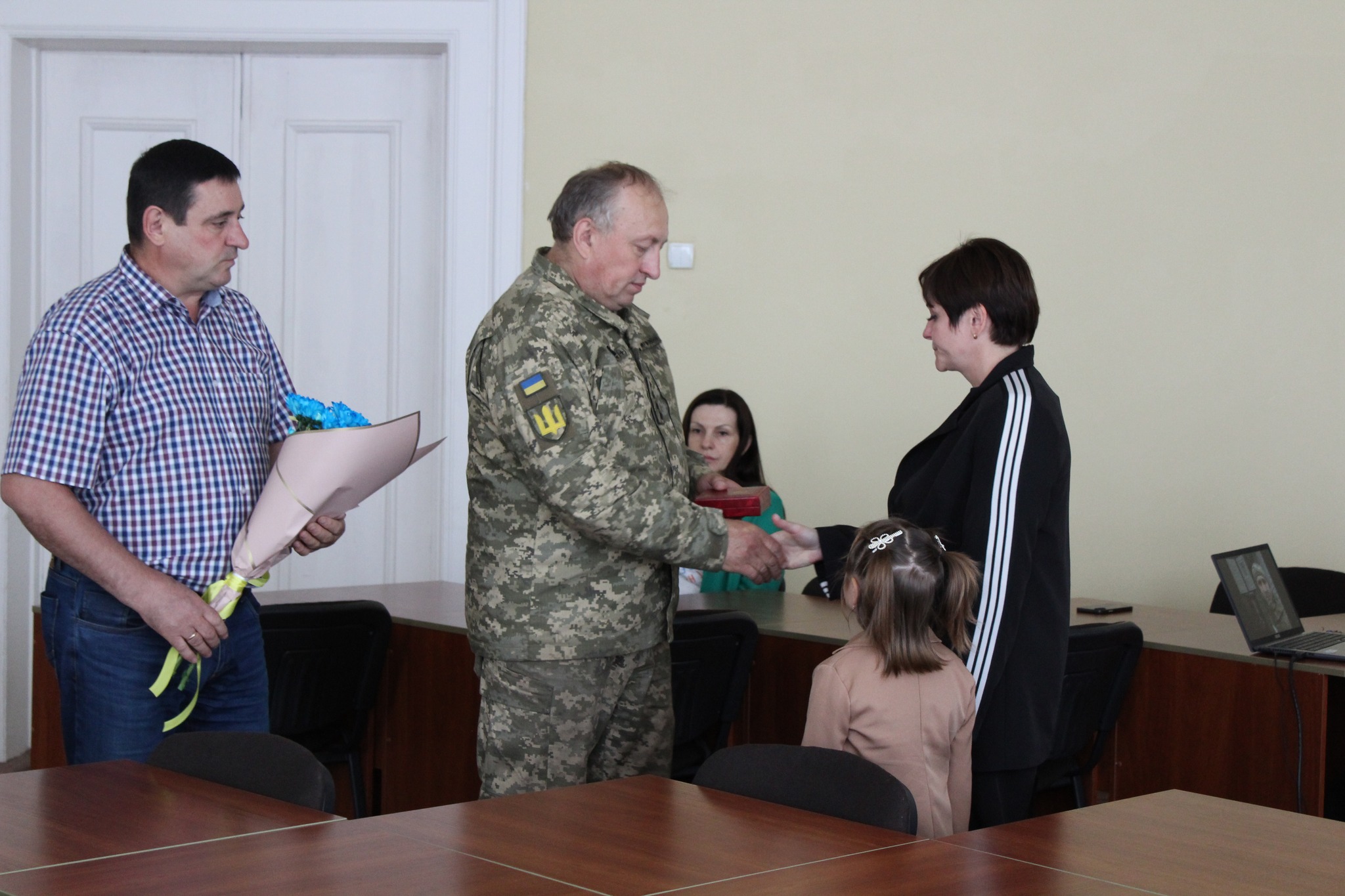 Жінці воїна передають його орден