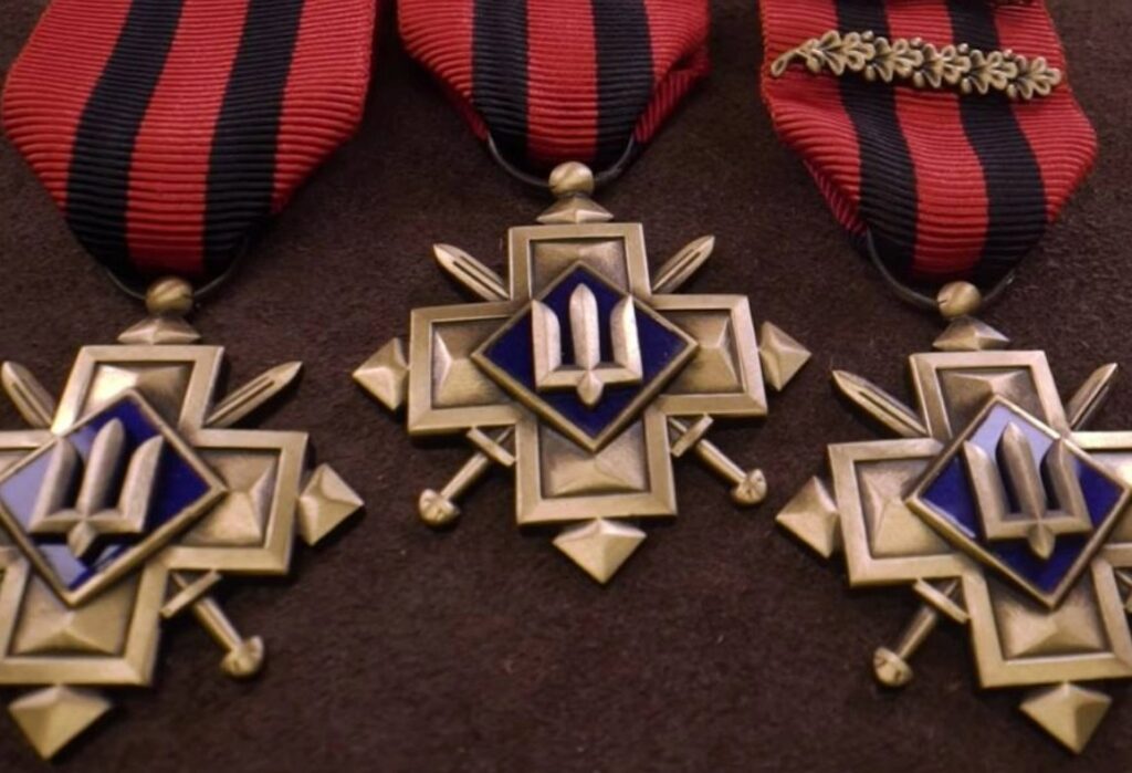 Ілюстративне фото. Нагрудний знак «Золотий хрест»
