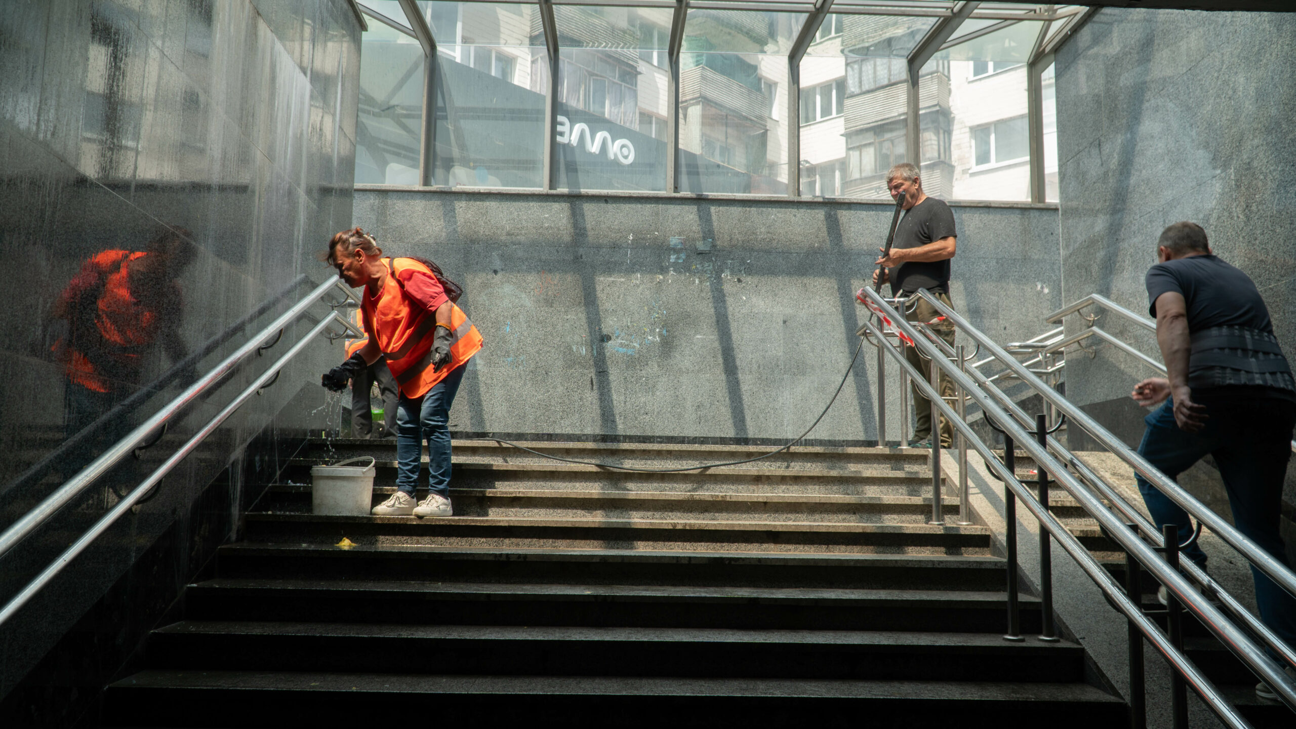 Комунальники миють вхід до підземного переходу