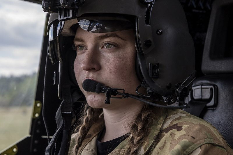 Світлина, де єдина пілотка у ЗСУ й старша лейтенантка Катерина працює біля вертольота Мі-8, увійшло до найважливіших у 2025 році. ФОТО