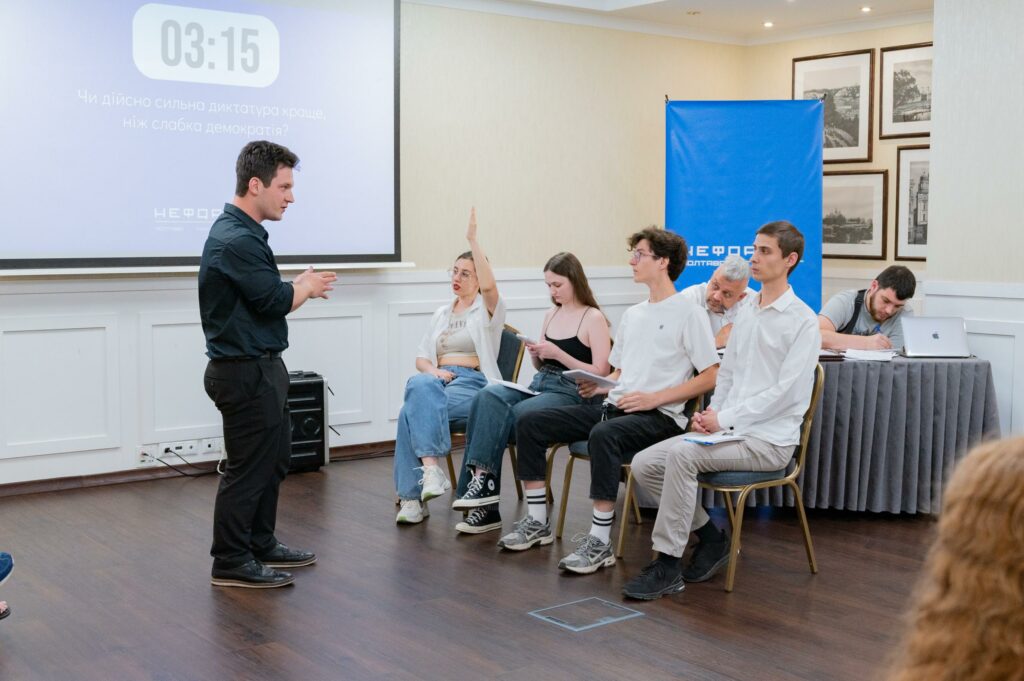 Дебатний клуб «Неформат» – перший турнір
