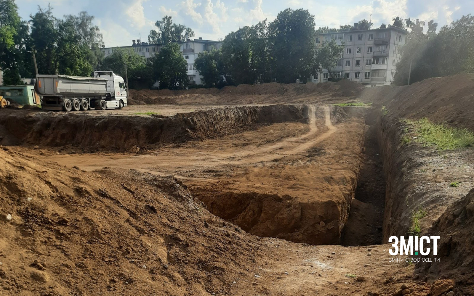 Фото з місця проведення робіт по будівництву протирадіаційного укриття по вул. Мазепи, 8