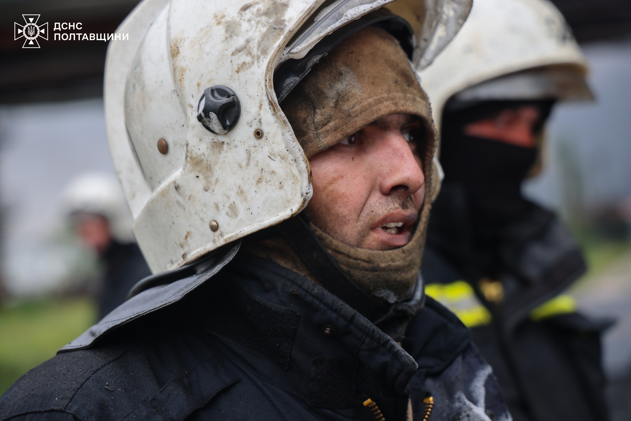 Ілюстративне фото. Рятувальник під час ліквідації наслідків обстрілу