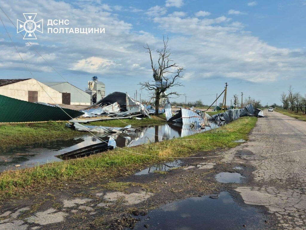 Наслідки негоди фіксують рятувальники та місцеві жителі. Через ускладнення погоди увечері 12 липня постраждали майже 300 будинків.