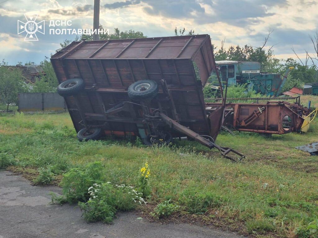 Наслідки негоди фіксують рятувальники та місцеві жителі. Через ускладнення погоди увечері 12 липня постраждали майже 300 будинків.
