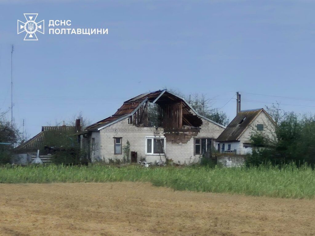 Наслідки негоди фіксують рятувальники та місцеві жителі. Через ускладнення погоди увечері 12 липня постраждали майже 300 будинків.