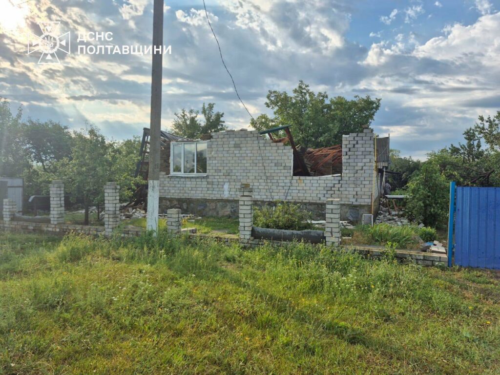 Наслідки негоди фіксують рятувальники та місцеві жителі. Через ускладнення погоди увечері 12 липня постраждали майже 300 будинків.