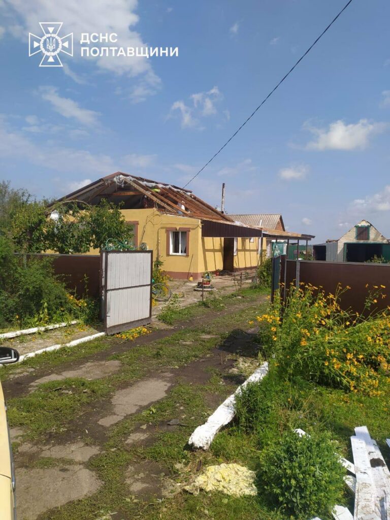 Наслідки негоди фіксують рятувальники та місцеві жителі. Через ускладнення погоди увечері 12 липня постраждали майже 300 будинків. через негоду без світла