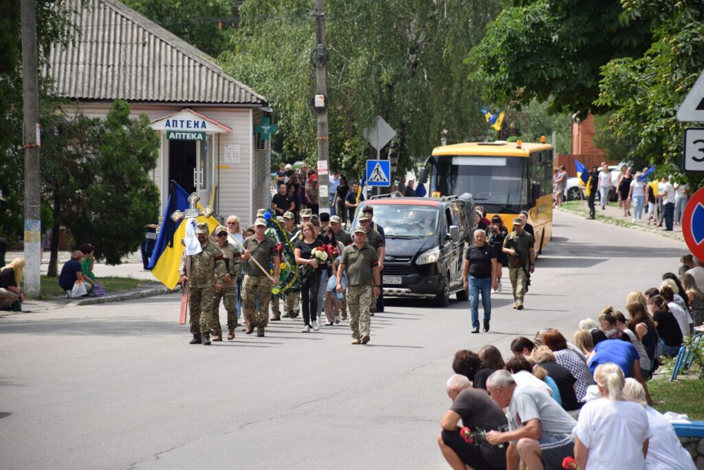 Максим Жорняк та ще двоє його побратимів загинули від ворожого обстрілу. 21 липня Новосанжарська громада провела героя у вічність. 