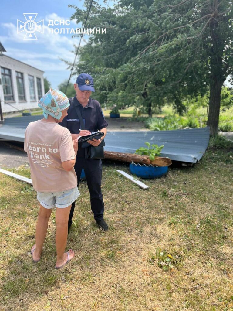 Наслідки негоди фіксують рятувальники та місцеві жителі. Через ускладнення погоди увечері 12 липня постраждали майже 300 будинків.