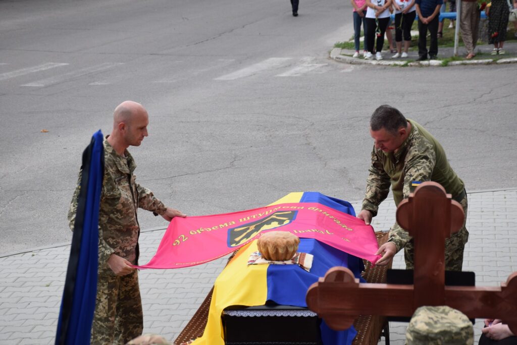 Максим Жорняк та ще двоє його побратимів загинули від ворожого обстрілу. 21 липня Новосанжарська громада провела героя у вічність. 