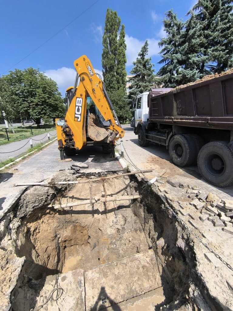 Ліквідація прориву на трубопроводі Фото –  «Полтававодоканал»