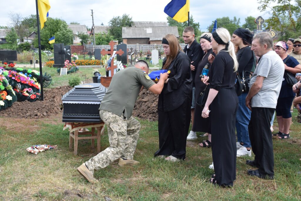 Максим Жорняк та ще двоє його побратимів загинули від ворожого обстрілу. 21 липня Новосанжарська громада провела героя у вічність. 