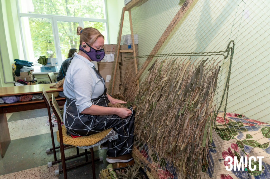 Полтавські «Невтомні бабусі» передали на фронт майже 5 тисяч сіток. Щодня вони шукають нові матеріали та сідають за нові сітки військовим.