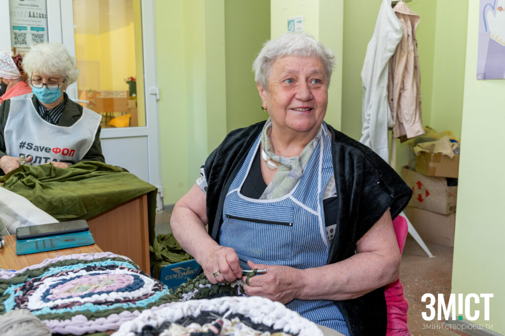 Полтавські «Невтомні бабусі» передали на фронт майже 5 тисяч сіток. Щодня вони шукають нові матеріали та сідають за нові сітки військовим.