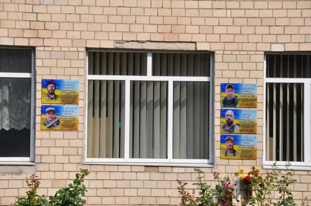Пам’ять двох загиблих воїнів з Полтавщини вшанували меморіальними дошками та орденом