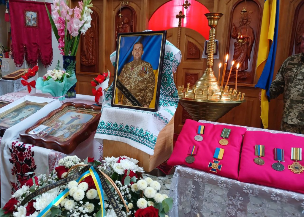 «Був витривалим танкістом». Полтавщина прощалась з полеглим воїном Тарасом Каблучкою