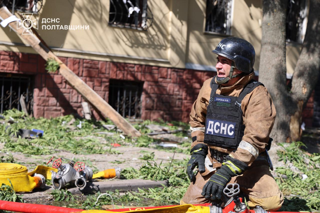 Медики допомагають пораненим