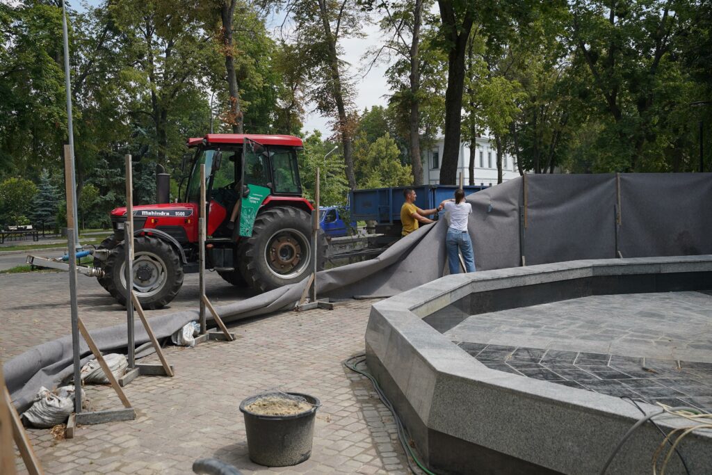 Відремонтований фонтан залили невідомою речовиною на девʼяту добу після запуску Фото Катерини Маслій
