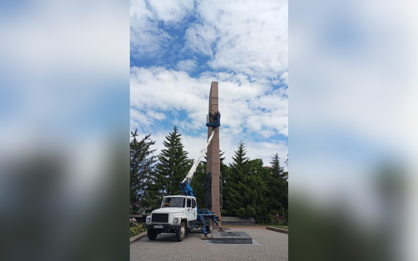 Демонтаж серпа і молота.