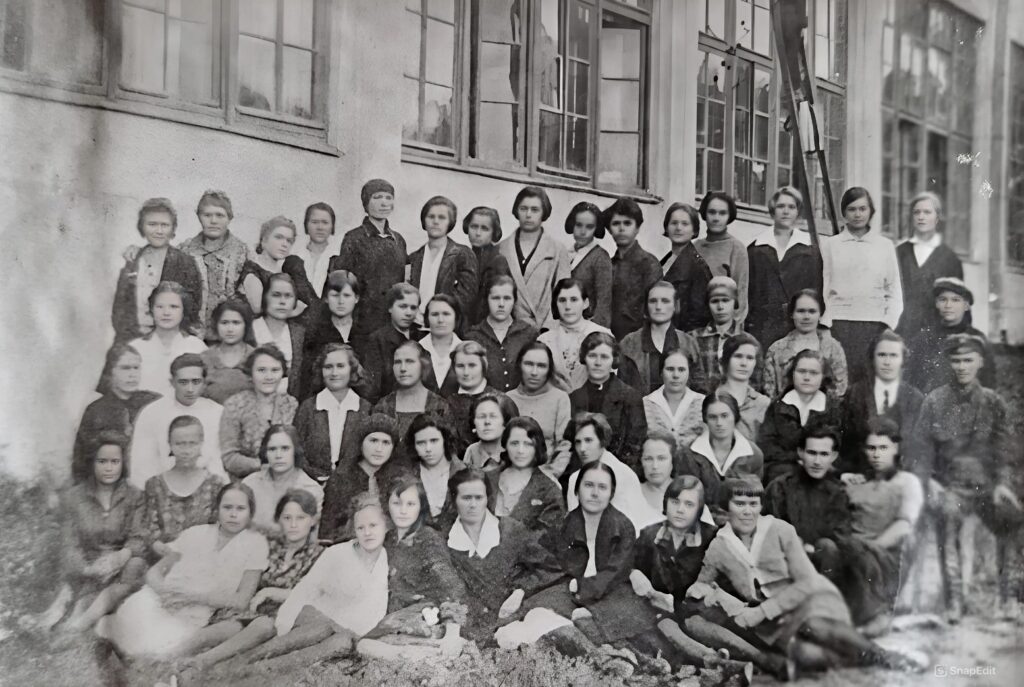 Робітниці фабрики. (1920-ті - 1930-ті роки). Джерело – «Стара Полтава»