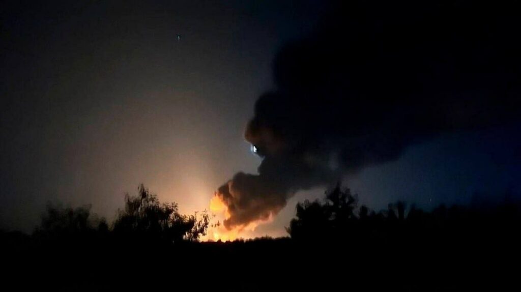 У Кременчуці постраждала енергетична та транспортна інфраструктура. Загалом у місті пролунало більше десятка вибухів, що пошкодили будинки.