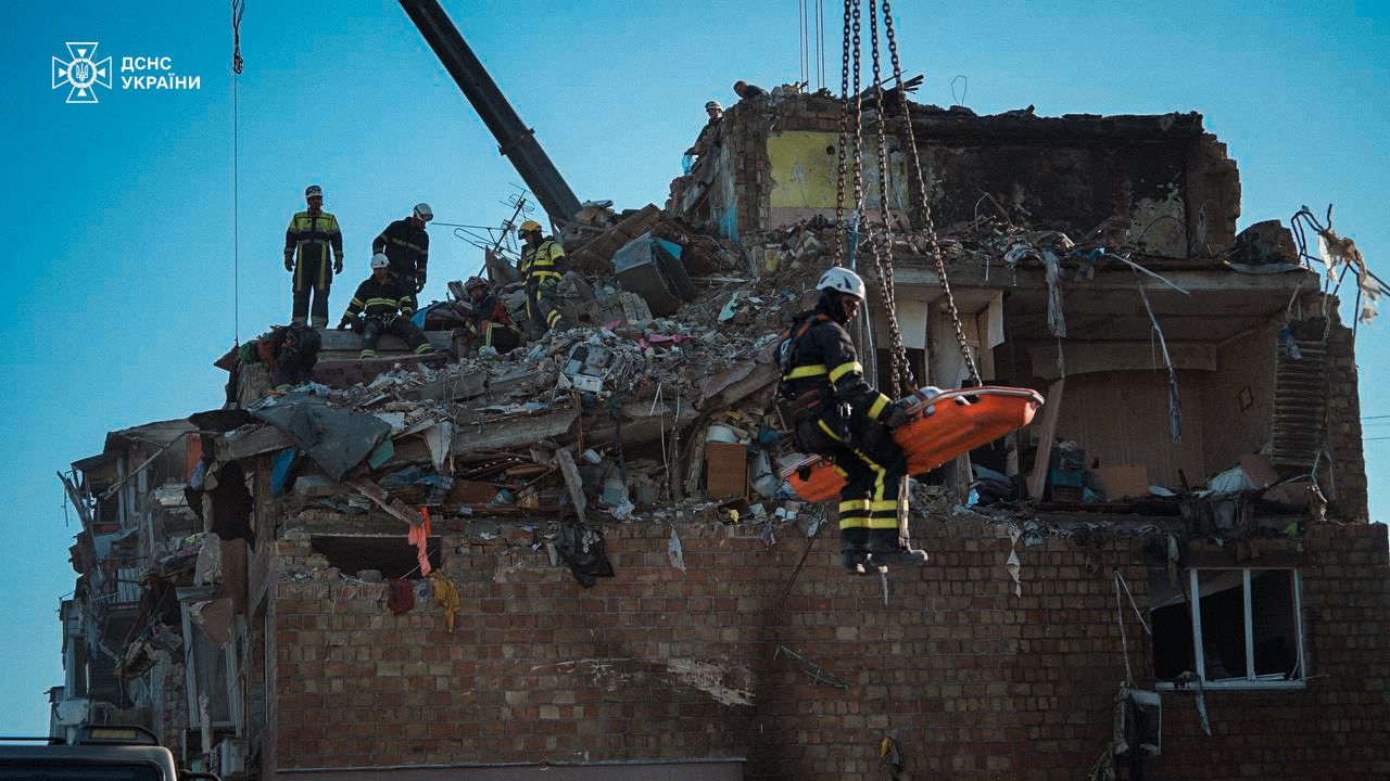 Ліквідація наслідків обстрілу в Києві