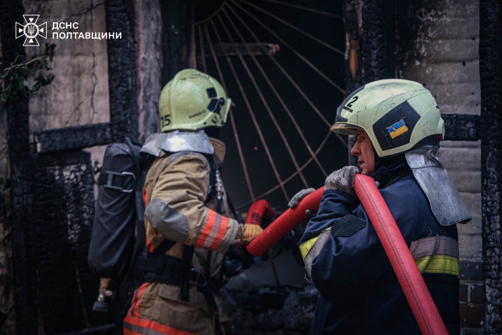 Столітній будинок у центрі Полтави постраждав від пожежі (ФОТО)