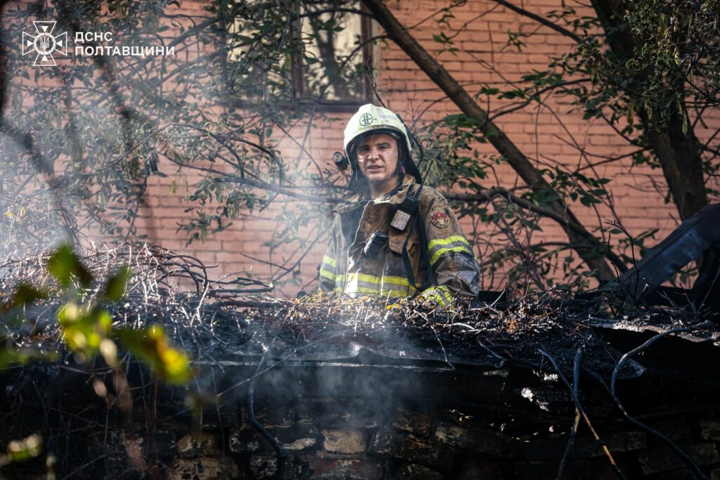 Столітній будинок у центрі Полтави постраждав від пожежі (ФОТО)