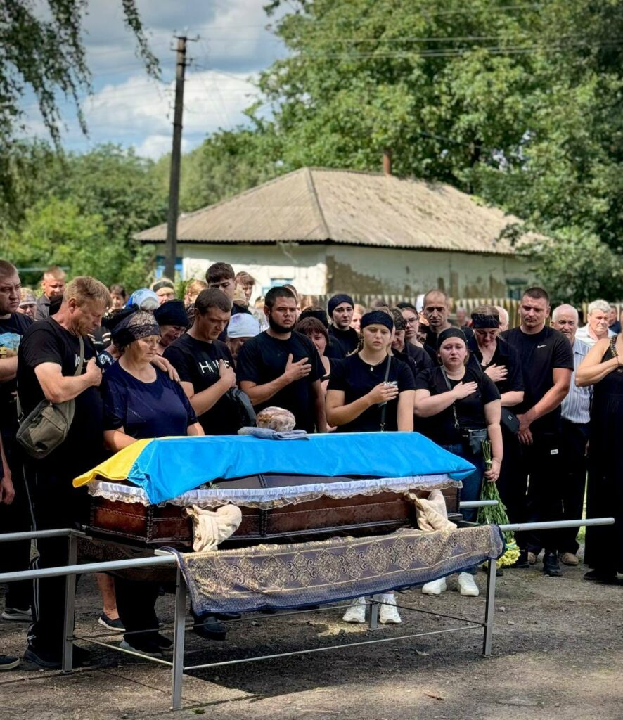 Живим коридором провели у вічність молодого захисника з Полтавщини (ФОТО)