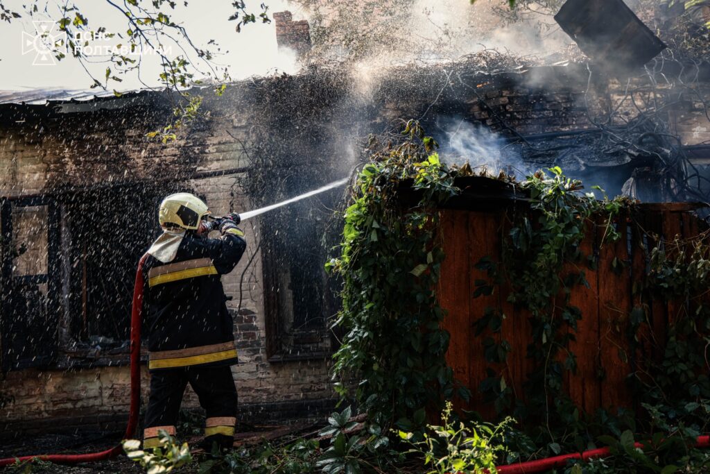 Столітній будинок у центрі Полтави постраждав від пожежі (ФОТО)