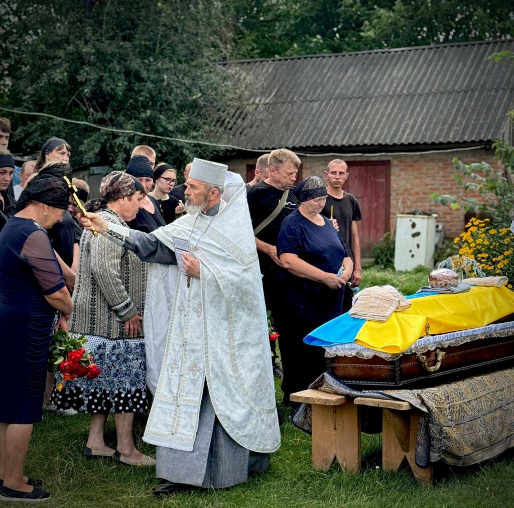 Живим коридором провели у вічність молодого захисника з Полтавщини (ФОТО)