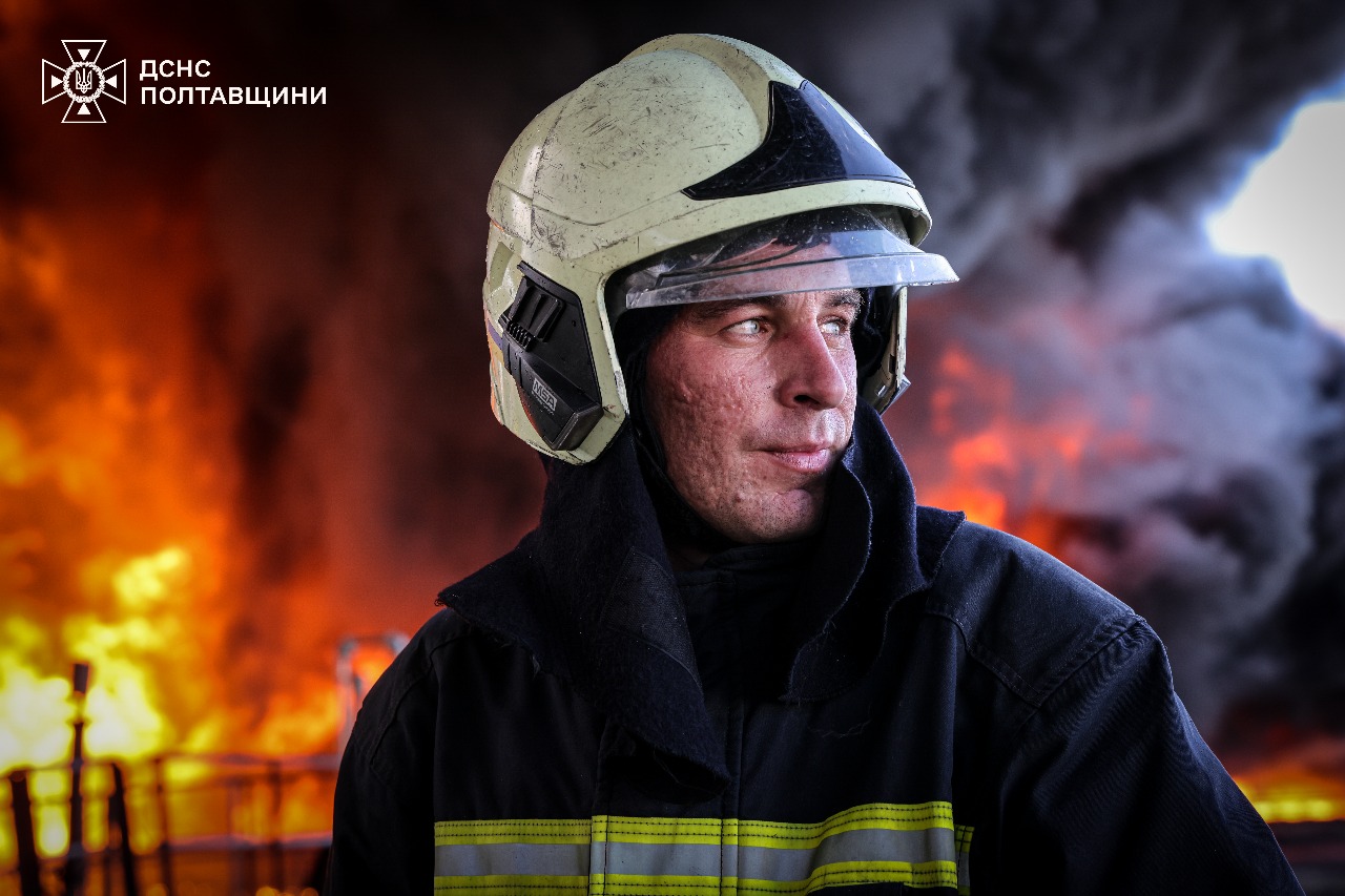 Ілюстративне фото. Рятувальники під час гасіння пожежі в Кременчуці