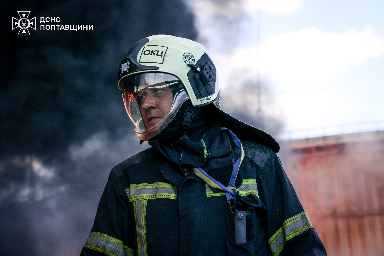 Рятувальники під час ліквідації наслідків обстрілу