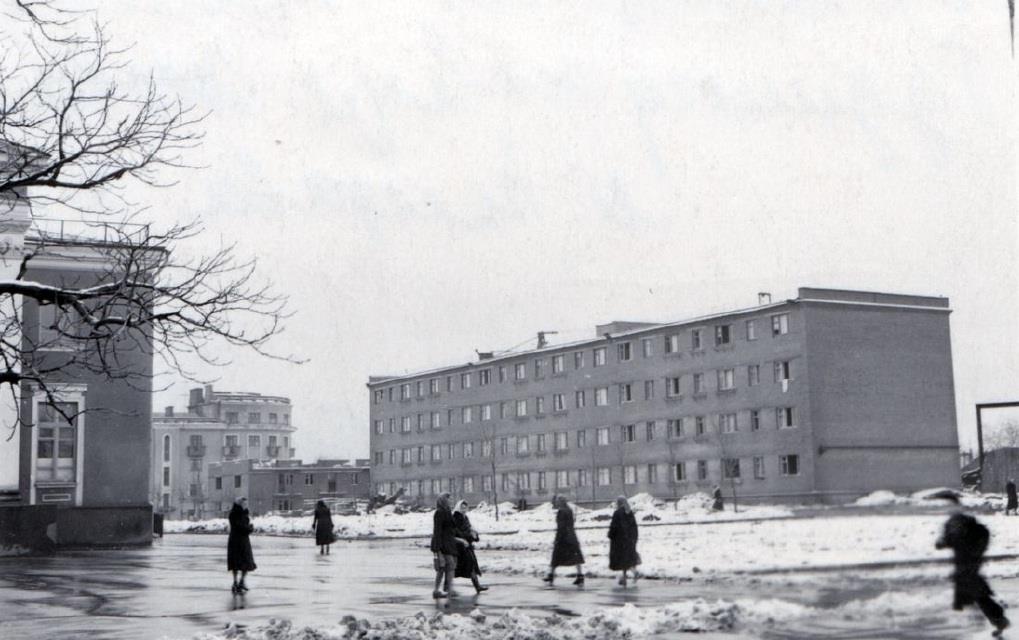 Задній план (багатоповерхова будівля) – житло бавовнянопрядильників. На передньому плані зправа фасад ОЦЕВУМа. Джерело – «Стара Полтава»