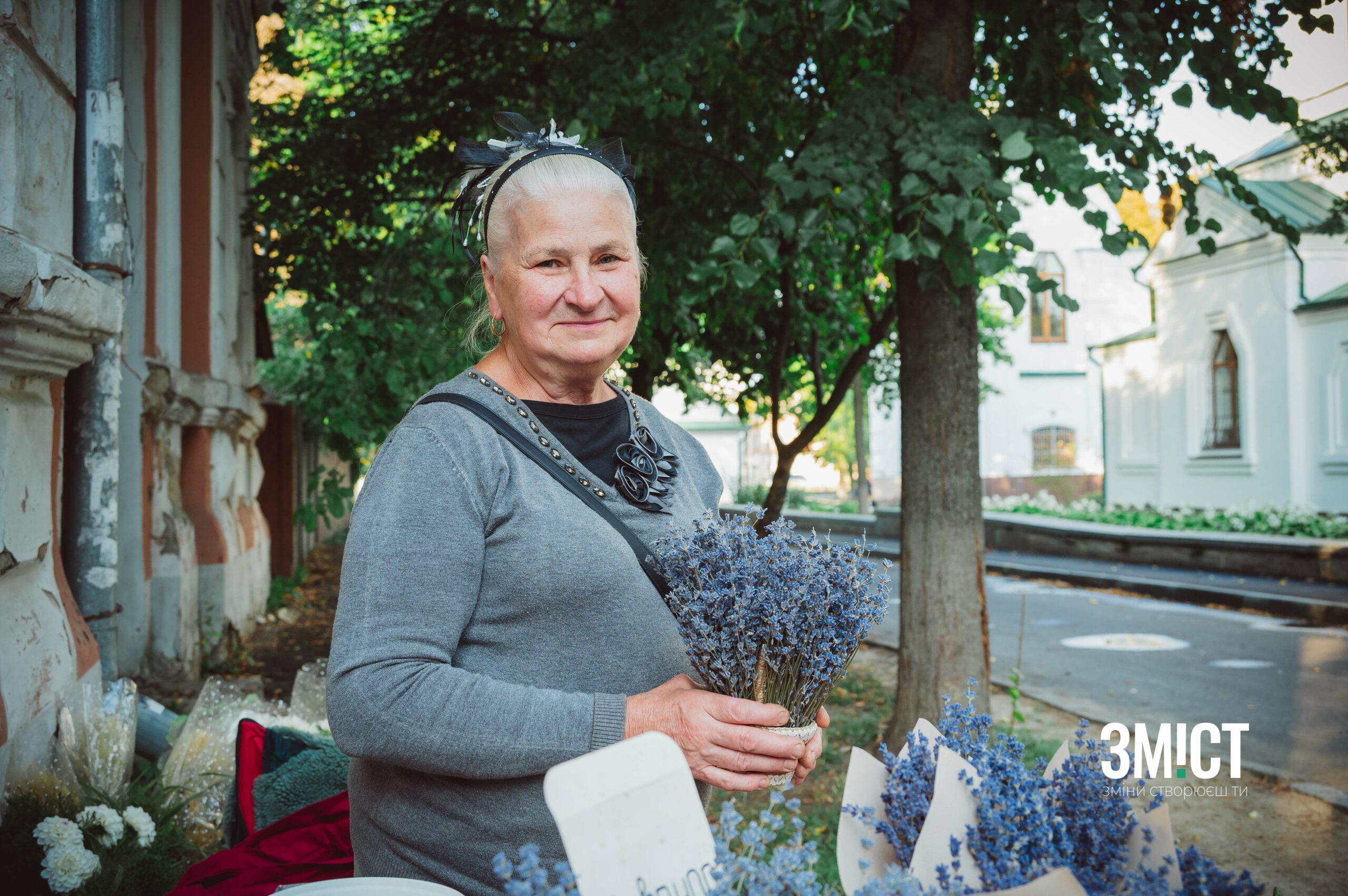 Зоя Олександрівна Лебідь продає квіти у центрі міста