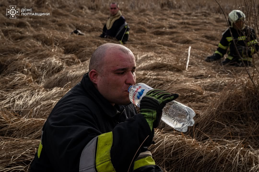 Рятувальники відпочивають після гасіння пожежі