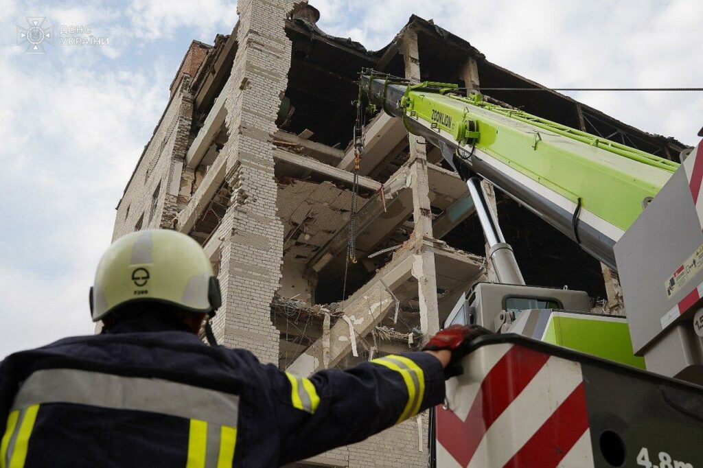 Рятувальна операція в Інституті звʼязку в Полтаві Фото – ДСНС України. Інститут звʼязку