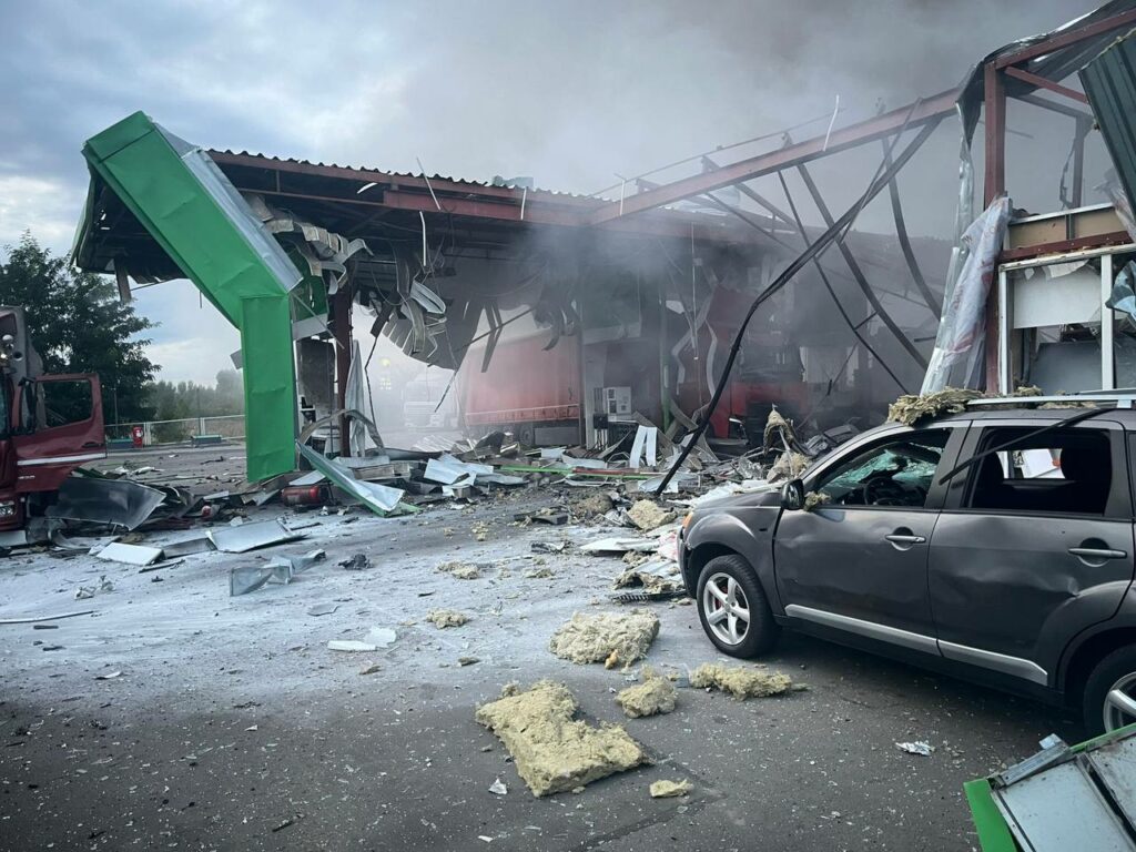 Наслідки удару по АЗС під Полтавою