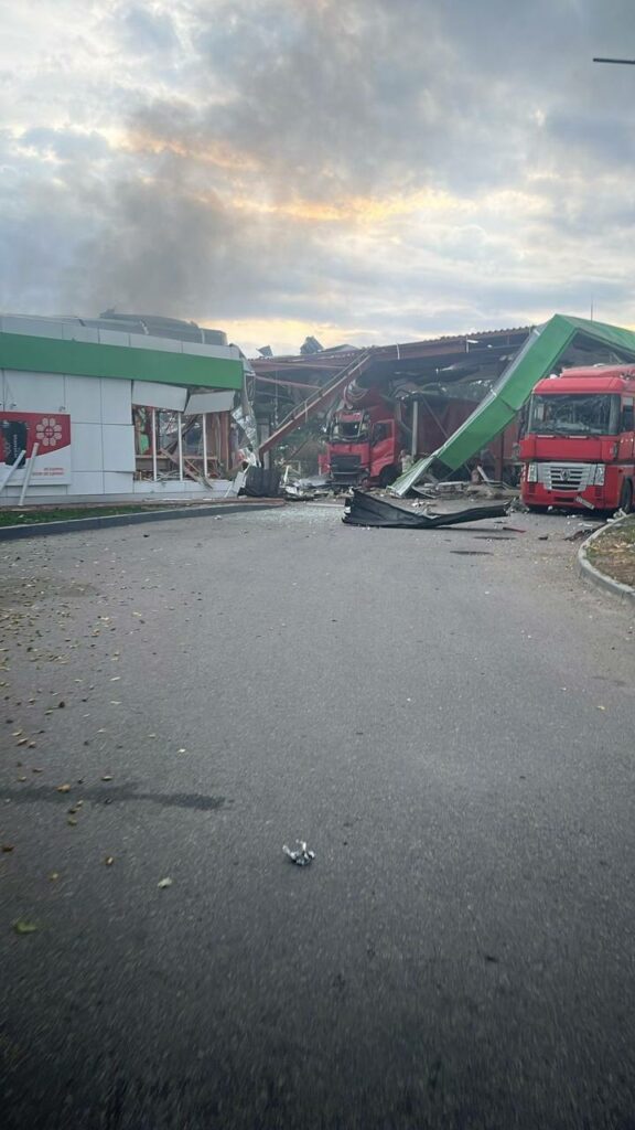 У Полтавському районі зафіксоване влучання ворожого БпЛА по автозаправній станції. АЗС під Полтавою пошкоджена дроном