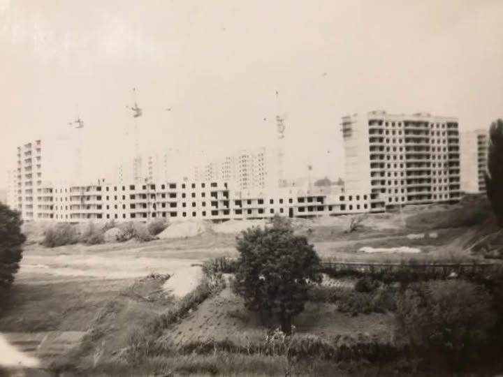 Будівництво «Огнівки». Джерело: «Стара Полтава». Історія деяких найдавніших районів міста сягає козацьких часів, інші ж райони, навпаки, – результат швидкої індустріалізації та урбанізації. Чиїмись пращурами були козацькі роди та старшинські сім'ї, а десь першими жильцями ставали робітники заводів.