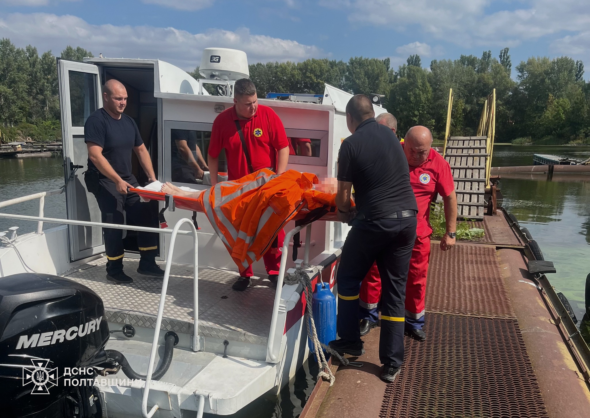 Через річку до лікарів переправили дитину та жінку