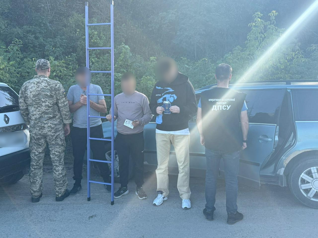 Житель Полтавщини на драбині намагався перелізти через паркан, щоб потрапити до Молдови