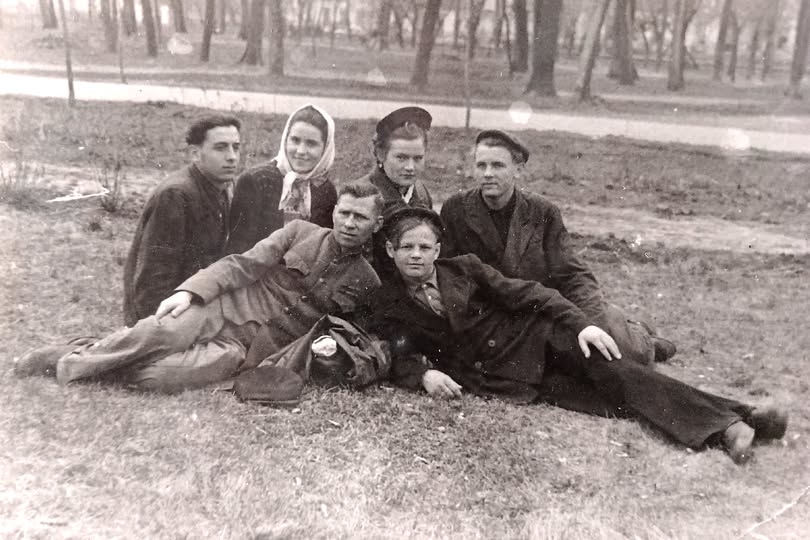 Робітники фабрики на перерві. 1952 рік. Джерело: Стара Полтава