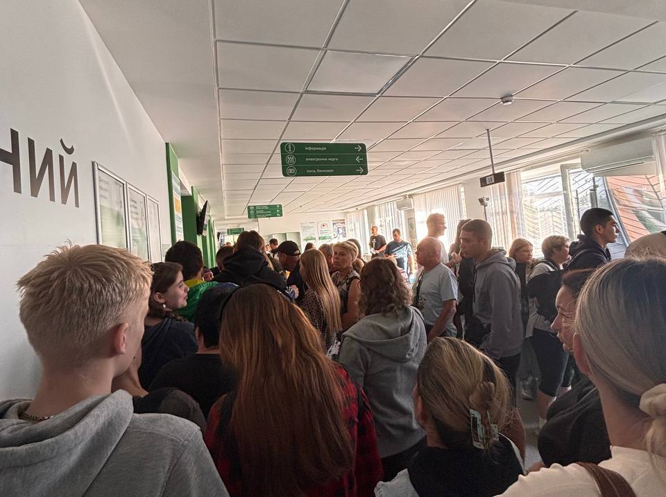 Черга до полтавського сервісного центру МВС