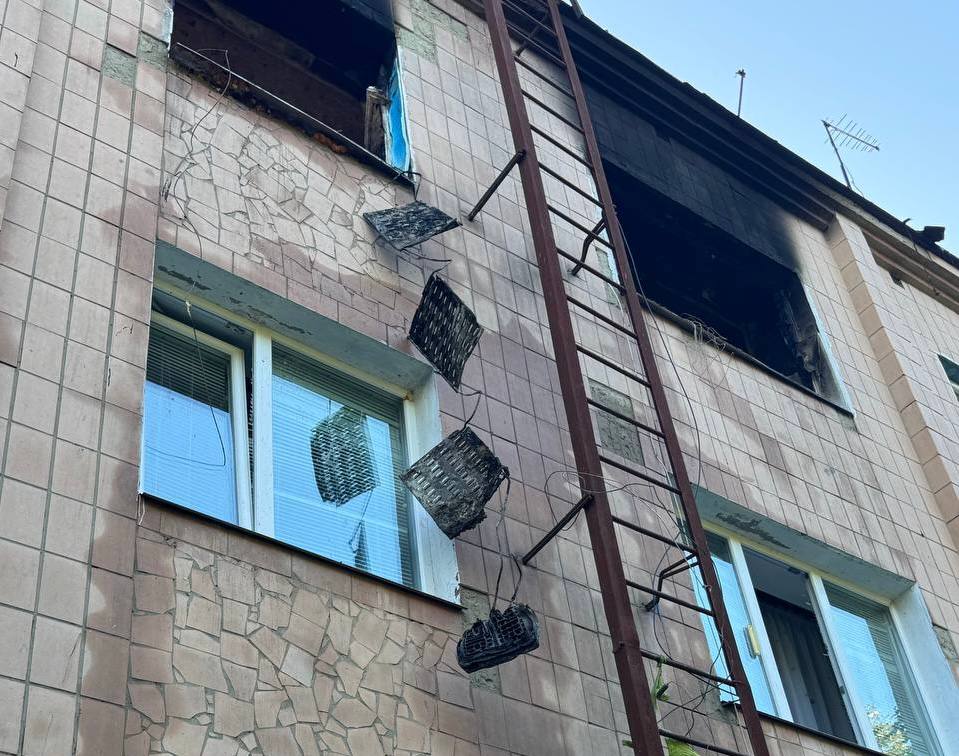 Унаслідок обстрілу Полтавського району пошкоджені чотири будівлі та 64 вікна